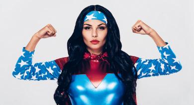 
		eine Frau im Superwoman-Kostüm und Power-Pose
	